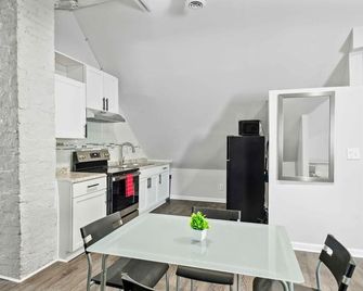 Downtown Detroit 2br | King, Wifi, Parking - Detroit