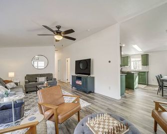 Mtn Views and Playground Family-Friendly Pine Cabin - Pine - Sala de estar