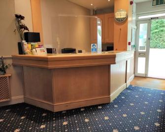 Crystal Hotel & Savour - Cambridge - Front desk