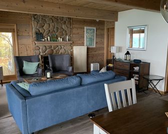 Eagle Bluff Cottage at Lake Michigan - Manistee - Living room