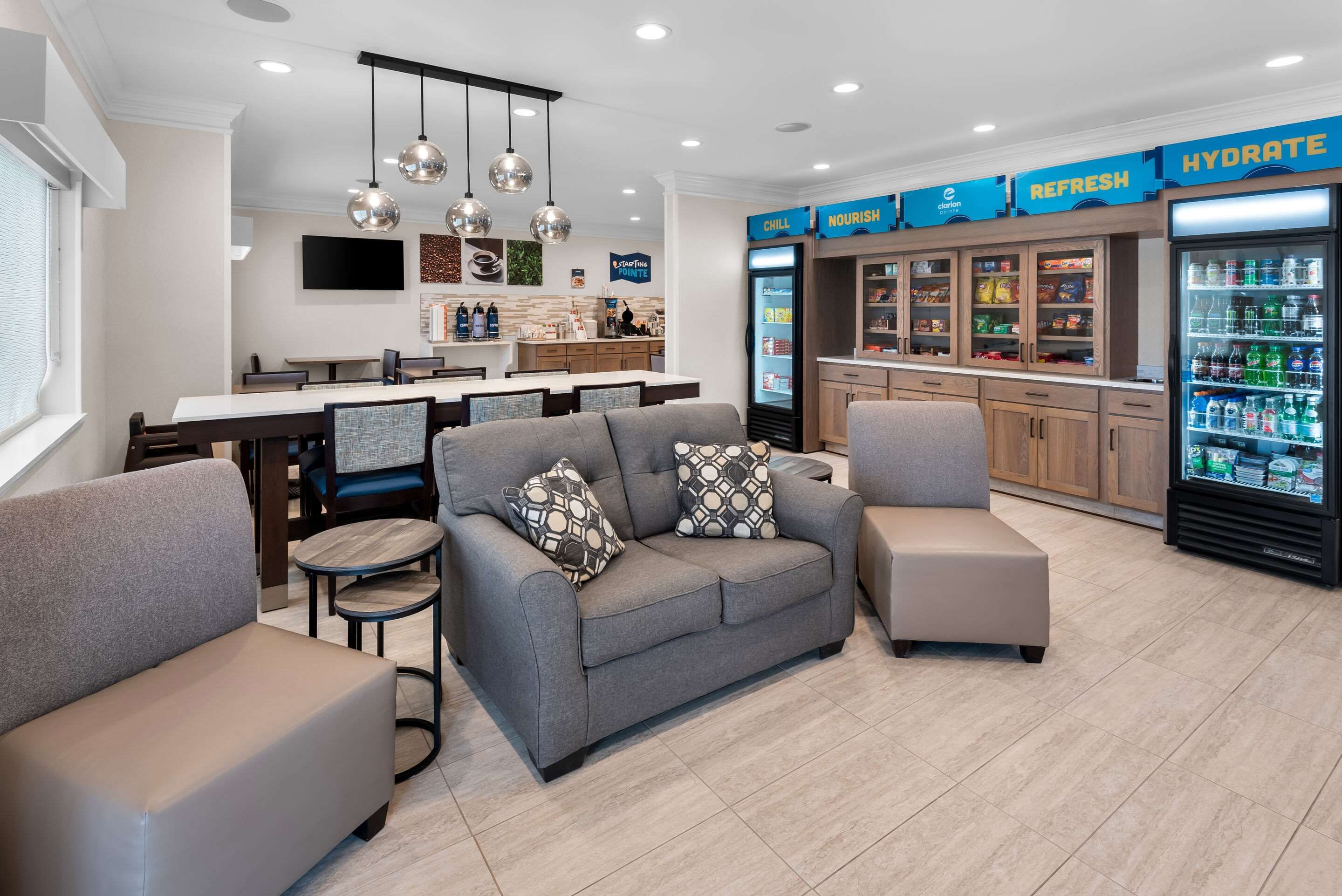 Clarion Pointe Mattoon near University - Mattoon - Living room