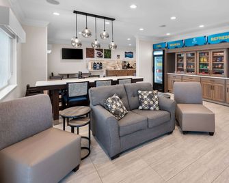 Clarion Pointe Mattoon near University - Mattoon - Living room