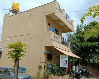 10 Minutes from World Historical Monuments - Hampi - Building