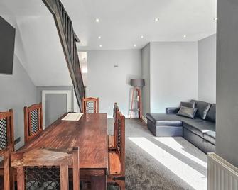Exceptional Modern 4 Bdr Home In Manchester! - Manchester - Dining room