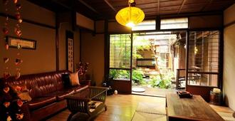 Guest House Waraku-An - Kyōto - Wohnzimmer