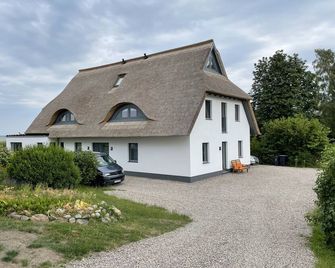 Schilfhus Ahrenshoop, modern vacation apartment in a thatched house on the waterfront - Ahrenshoop - Gebäude
