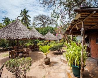 Capricorn Beach Cottages - Pangani - Patio