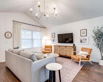 Walnut St, Charming, 3bed, 2bath - Spring Hill - Huiskamer