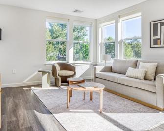 Modern Cambridge 2BR w/ W/D, Private access to Linear Park by Blueground - Cambridge - Sala de estar