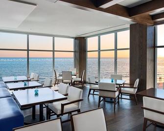 2 Oceanview Resort Stays w/ Live Entertainment & Bar - Parking - Fort Myers Beach - Restoran