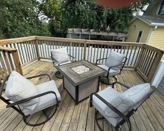 Lovely 4 bedroom Home with full kitchen, patio and on site parking - Sioux City - Balcony