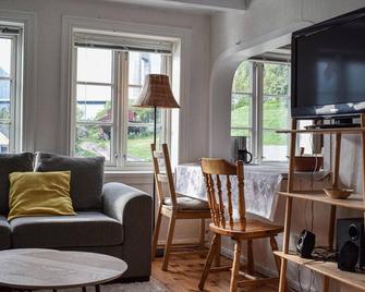 2 Bedroom Cozy Home In Vallavik - Ulvik - Wohnzimmer