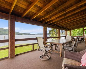 Coeur d'Alene Lake Cabin with Grass to the Water's Edge - Harrison - Balcony