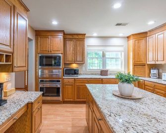 The Lake House on DuBay - Family-Friendly Retreat - Mosinee - Cocina