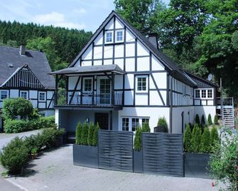 Comfort in complete privacy 4 DZ 4 bathrooms, fireplace and sauna with outdoor area - Eslohe - Gebäude