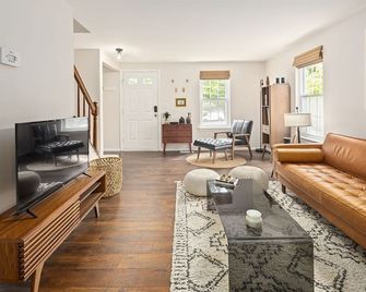 Bickelbliss: Decked Patio & Near DC - Sterling - Living room