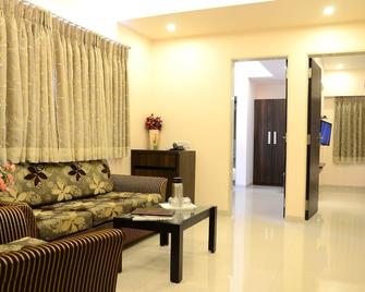 Hotel Sunny International - Mahabaleshwar - Living room