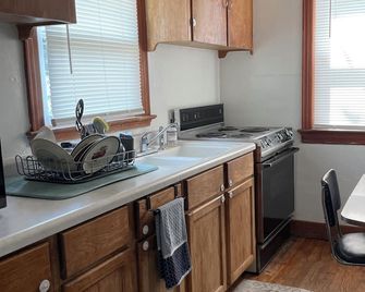 Soothing 2-bedroom bungalow with AC in the center of charming Kearney. - Kearney - Kitchen