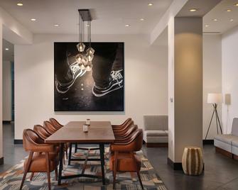 The Landing at Hampton Marina, Tapestry Collection by Hilton - Hampton - Eetruimte