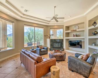 Stunning Cave Creek Home with Infinity Pool! - Cave Creek - Living room