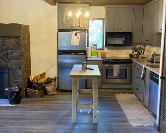 Rc8 - Cute & Cozy Cabin - Black Butte Ranch - Kitchen