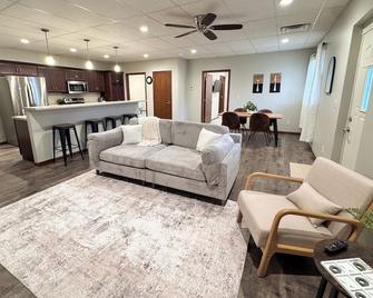Beatrice Beauty - Remodeled 2 bed 2 bath in quiet neighborhood - Beatrice - Wohnzimmer