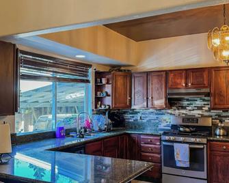 Located near wineries, tulip festival, outlets, Bauman’s Fram & state parks! - Mount Angel - Kitchen
