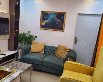 Beautiful and Cozy miniflat for 2 with Swimming Pool - close to Airport - Ikeja - Living room