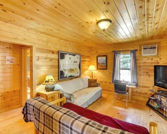 Deadwood Wolf Cabin with Fire Pit and Grill - Deadwood - Living room