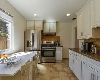 @ Marbella Lane - Convenient Home in Sunnyvale - Sunnyvale - Kitchen