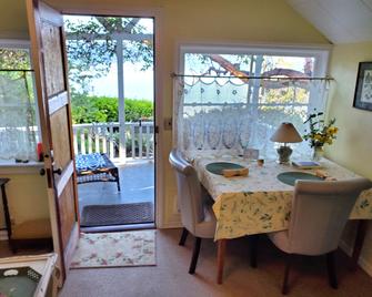 Bay Cottage Getaway - Port Townsend - Dining room