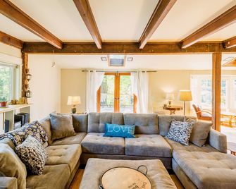 Close To Campus, 2 Br Home With Abundant Charm- Clean! - Eugene - Living room