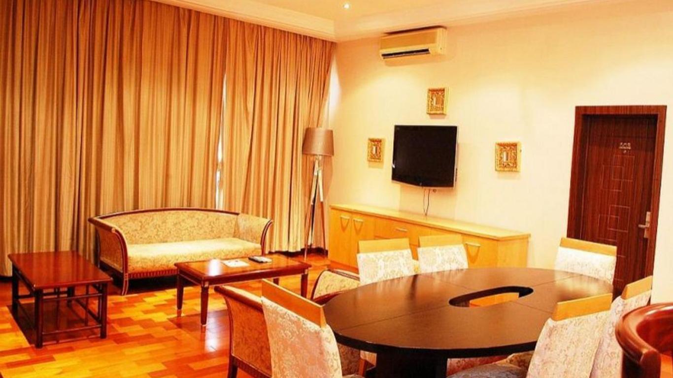 Owu Crown Hotel