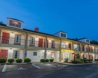 Super 8 by Wyndham Alexander City - Alexander City - Building