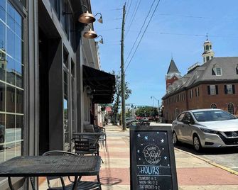 Penthouse Loft- Balcony Over Downtown Statesboro - Metter