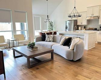Newly Built Luxury Home Perfect for Big Families - Prosper - Living room