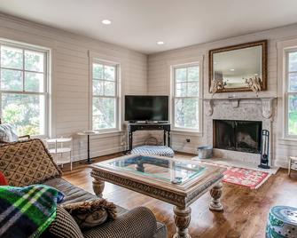 Modern Gearhart Getaway, Walk To Beach & Downtown! - Gearhart - Living room