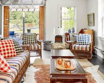 Haddock Cotter Chic Farmhouse and Barn w Pool - Old Chatham - Living room