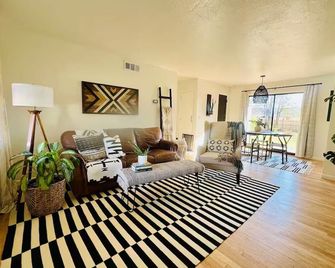 Cozy Casita Recently Renovated - Bethany - Sala de estar