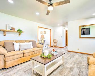Woodward Home Near Crystal Beach Water Park! - Woodward - Huiskamer
