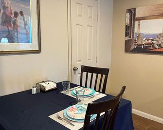 Cozy Cottage on 7 acres - Greenville - Dining room
