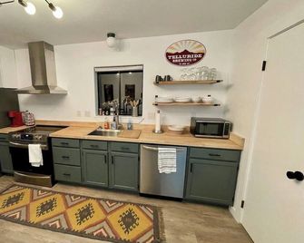 The Rico Hinckley House! Historic Cabin! Sauna! 24 Miles to Telluride! Pets OK! - Rico - Cocina