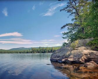 The Mad Moose on beautiful Keewaydin Lake - Stoneham - Edificio