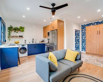 Unwind in this stylish cottage, 5 min. from Lake Balboa Park! - Los Angeles