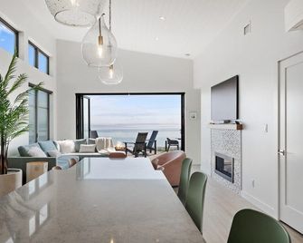 Beachfront Luxury Suite #18 at The Beach - Campbell River - Dining room