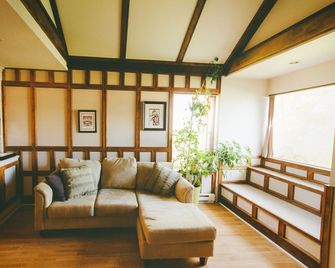 Tall Trees Bed & Breakfast - Prince Rupert - Living room