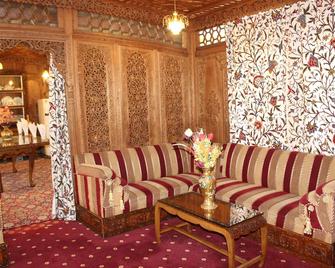 Wangnoo Worth Houseboats - Srinagar - Living room