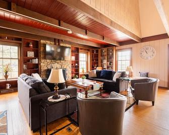Cozy Hemingway Retreat 3500sf HotTub Pool Tennis Ct - Lovettsville - Living room