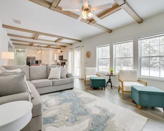 Walk to Beach Modern Retreat in Presque Isle! - Presque Isle - Sala de estar