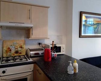Lovely 1-bedroom flat within minutes from the beach! - Bexhill-on-Sea - Kitchen
